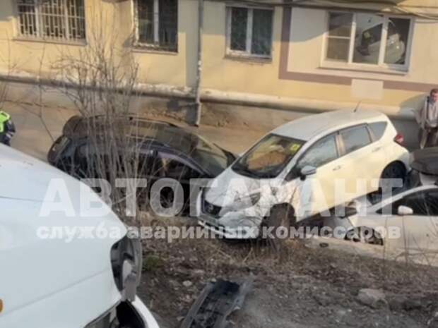 Женщина перепутала педали и упала с косогора во Владивостоке