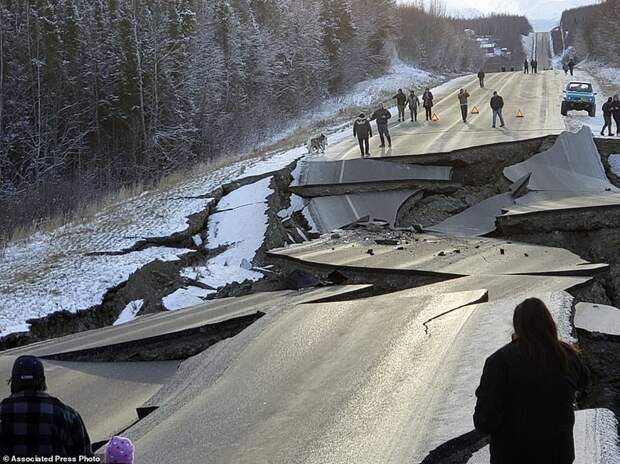 Последствия землетрясения на Вайн-роуд ynews, аляска, землетрясение, последствия, последствия землетрясение, разрушения, стихийное бедствие, стихия