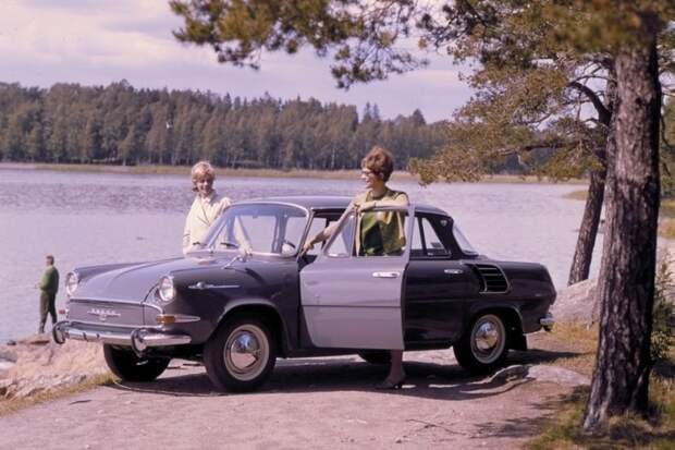Экспериментировала с заднемоторной компоновкой и другая автомобильная компания из Чехословакии – Skoda. Причем, весьма удачно: в 1964 году в продажу поступил компактный 4,2-метровый седан 1000 MB. заднемоторная компоновка, седан