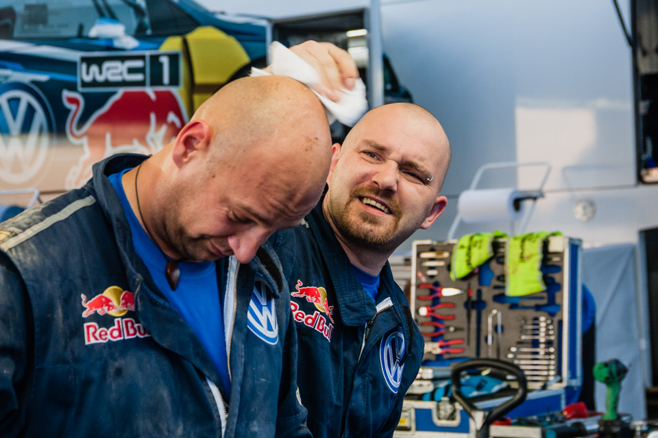 Как механики WRC собирают из одной раллийной машины другую за 75 минут. Фото 19