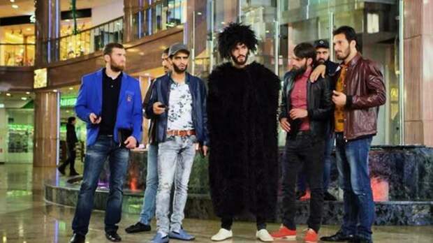 Почему молодые кавказцы так любят тусить в торговых центрах? Простое объяснение