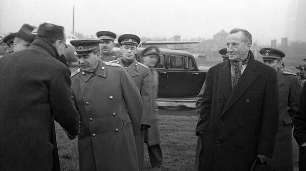 Сталин ценил и уважал Керра (справа от вождя)./Фото: im3.kommersant.ru