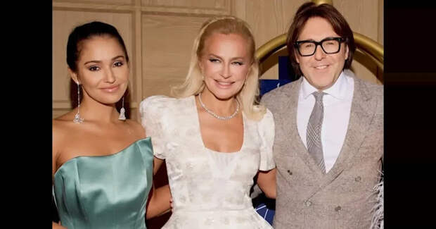 Андрей Малахов, Юлия Барановская, Кристина Потупчик и Мария Мельникова на новогодней вечеринке Виктории Шеляговой