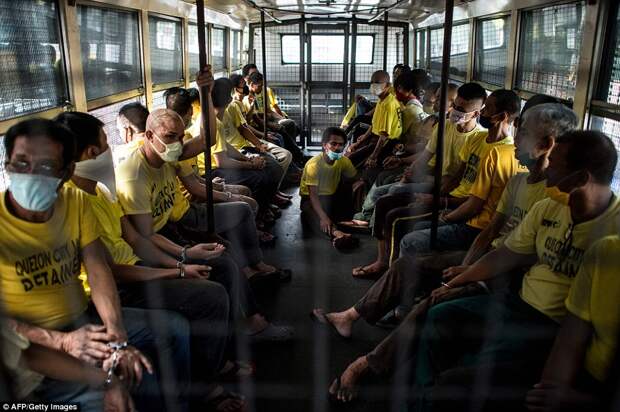 36B8347700000578-3715617-Inmates_ride_on_a_prison_bus_to_attend_their_trial_at_the_Quezon-a-4_1469860823941