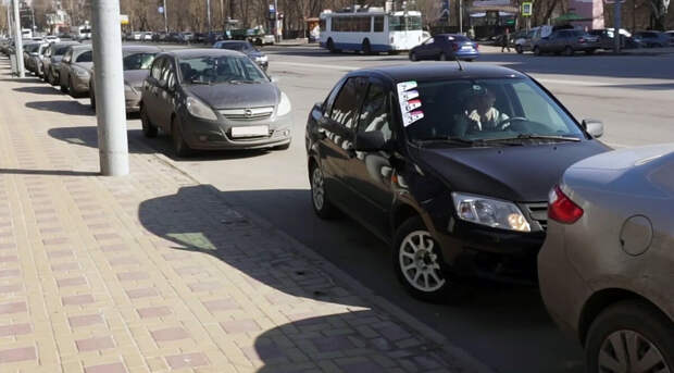 Параллельная парковка передним ходом: алгоритм действий в ограниченном пространстве