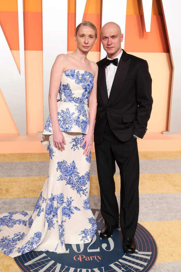 Анна Шевчук в платье Светланы Тегин с мужем Юрой Борисовым на вечеринке Vanity Fair, 2 марта 2025 года