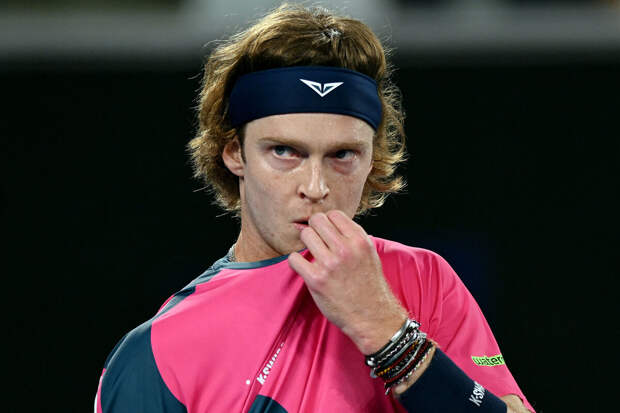 Теннисист Рублев обыграл Махача и вышел в полуфинал турнира в Барселоне