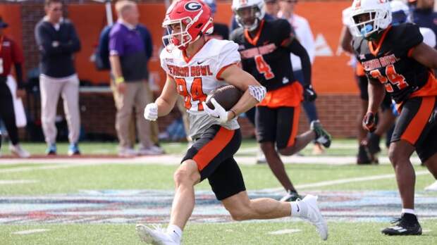 Ladd McConkey runs with the ball at the Senior Bowl.