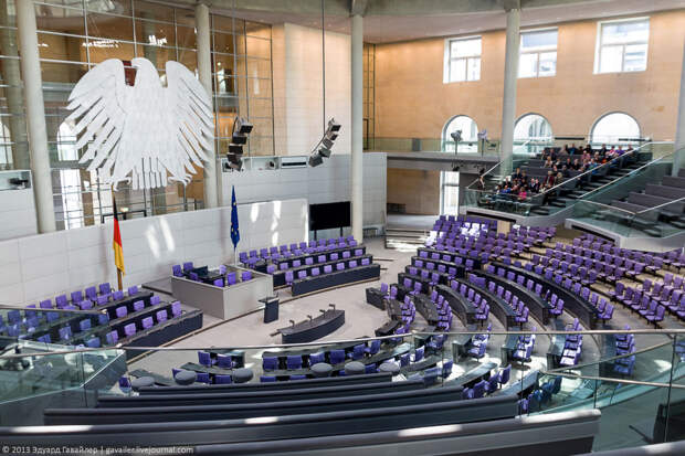 Рейхстаг изнутри и надписи советских солдат Reichstag08 Рейхстаг изнутри и надписи советских солдат