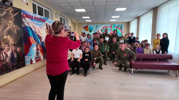 Бойцы поздравили воспитанников интерната в Мариуполе с Днем Победы