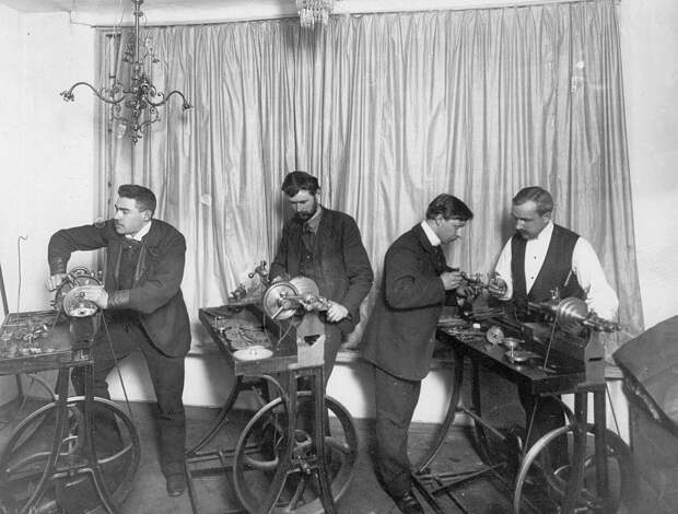 03. Ножные машины для шлифовки мелких деталей для граммофонов. 1910