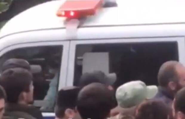 Толпа дагестанцев попыталась отбить у полиции задержанного за наезд на сотрудника ДПС