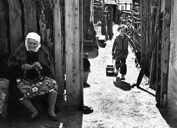 Бабушка плетёт венок для внучки. СССР, Казань, 1978 год.