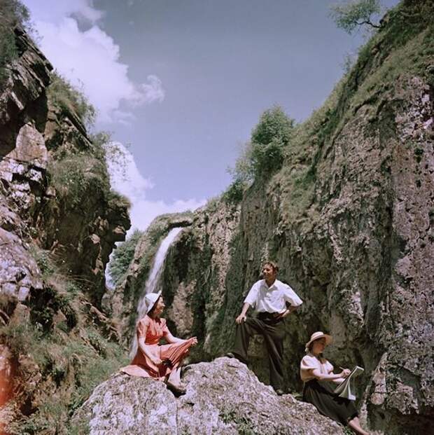 Молодые люди наслаждаются отпуском в горах неподалеку от Кисловодска, 1950 СССР, история, люди, трудовые будни