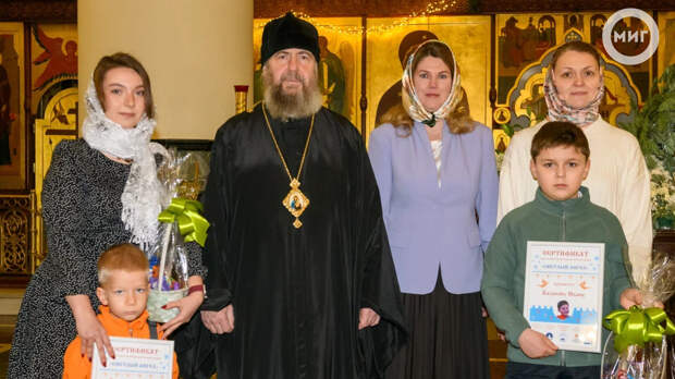 В Ноябрьске Владыка Феодосий вручил сертификаты на лечение Константину Шуху и Ивану Казакову