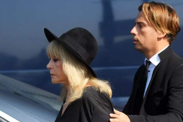 Замок Пугачевой и Галкина* в России бьет по карману чете