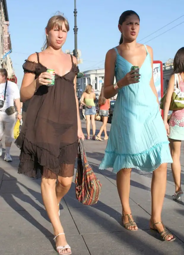 Девушки в слегка прозрачной одежде на улицах летних городов - 4 (50 фото) .