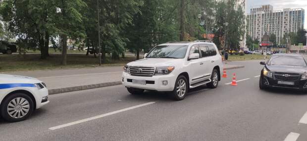Внедорожник сбил двух детей у администрации Ижевска