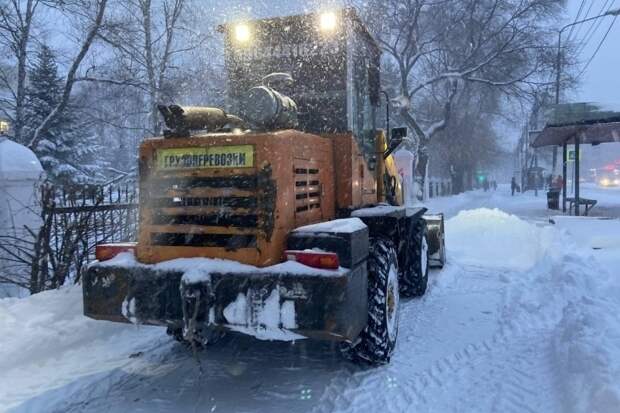 С ночи 57 единиц снегоуборочной техники очищают дороги Уссурийска