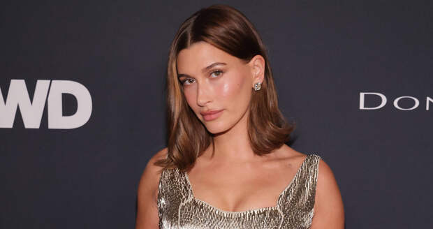 Модель Хейли Бибер в трусах легла в сугроб на горнолыжном курорте