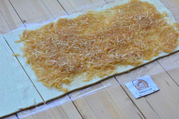 Слоеные палочки с яблоками