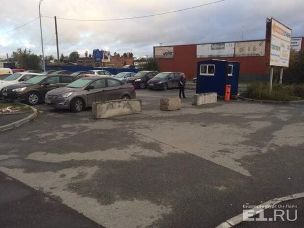 В Екатеринбурге за ночь превратили бесплатную парковку в платную, огородив машины бетонными блоками авто, екатеринбург, парковка