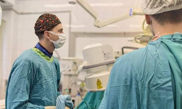 Во Всеволожске 77-летнего мужчину за одну процедуру избавили от болезни, мучившей его 30 лет