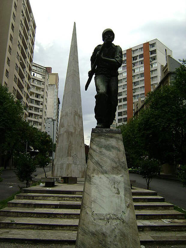 Памятник бразильцам-участникам Второй мировой войны в Белу-Оризонти (Бразилия)