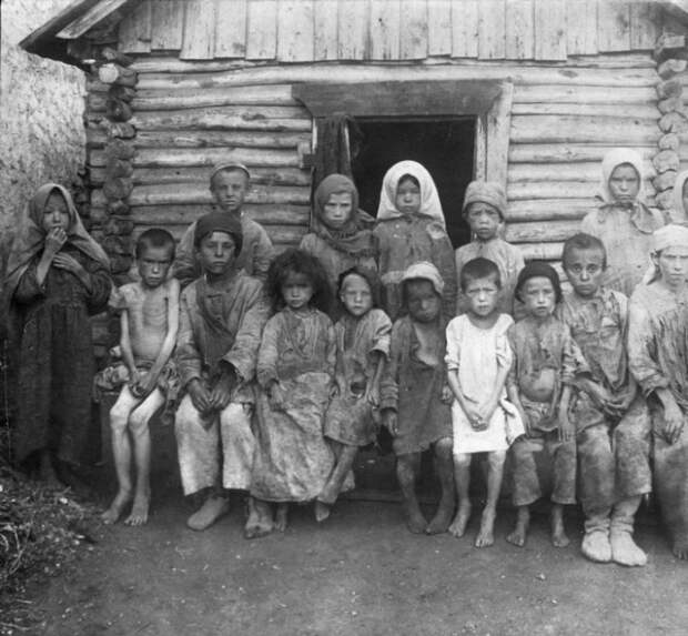 Дети и подростки пострадавшие от массового голода. Россия, Поволжье, 1921 год.