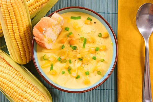 Перед подачей украсьте тарелку с супом зернами кукурузы и зеленым луком