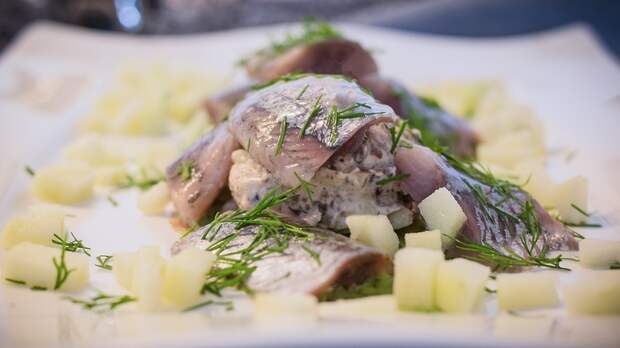 Mash: двое мужчин в Москве отравились селедкой голландского засола «Матиас»