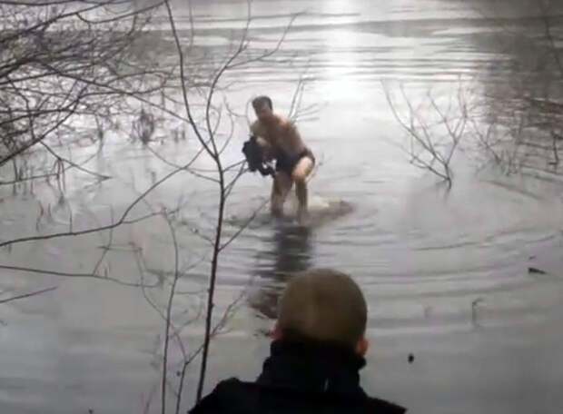 Мужчина-герой прыгнул в ледяную реку, чтобы спасти раненую утку!