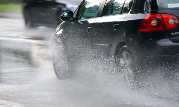 Чрезмерно быстрая езда в плохую погоду – признак непонимания водителем опасности, которую такое поведение влечет за собой. | Фото: ivbg.ru 