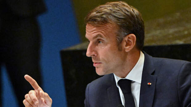 В России объяснили желание Макрона «запрыгнуть в последний вагон»