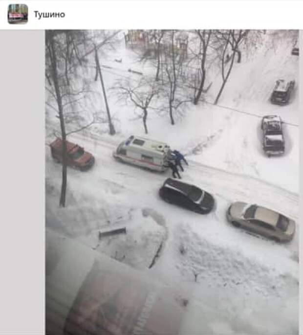 В Северном Тушине прохожие помогли машине скорой помощи выбраться из сугробов