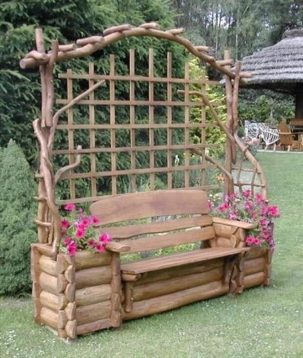 Деревянная скамейка станет просто отличным украшением для любого садового участка. 