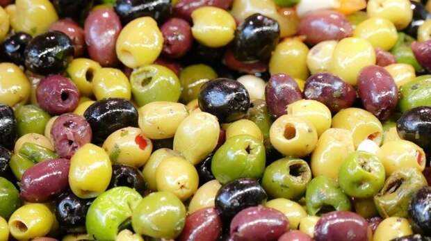 Диетологи назвали главное отличие оливок от маслин