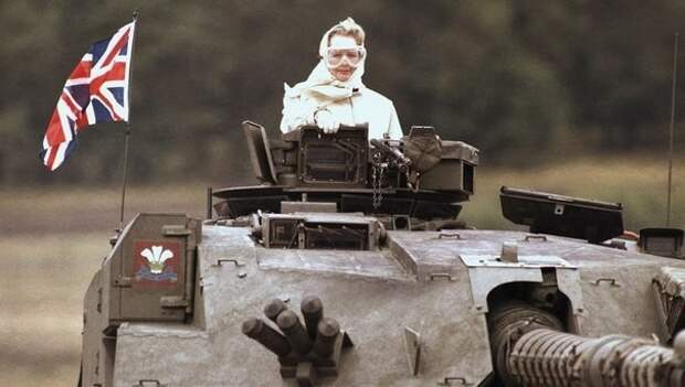 Маргарет Тэтчер в танке "Челленджер" во время визита на британскую военную базу в Фаллингбостеле, 17 сентября 1986 года. знаменитости, история, люди