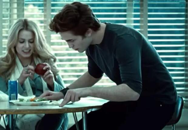 Роберт Паттинсон спустя 18 лет посмеялся над своим «вампирским жестом» в «Сумерках»