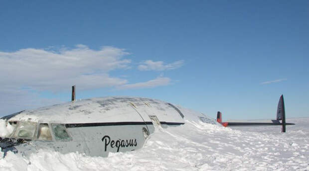 Обломки самолета На борту самолета, пропавшего 11 сентября 2013 года, находились трое канадцев. Обломки обнаружили лишь недавно на склоне Маунт-Элизабет. Скорее всего, самолет врезался в гору по вине пилота, не заметившего снежную вершину.