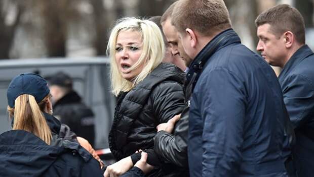 Мария Максакова на месте убийства Дениса Вороненкова в Киеве. 23 марта 2017