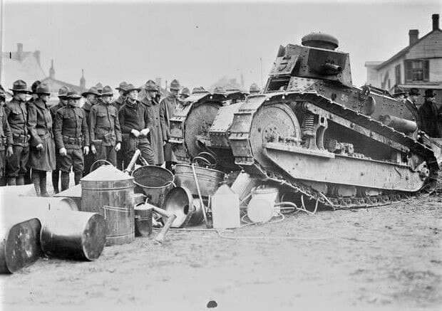 Танк Национальной гвардии уничтожает оборудование для изготовления самогона, США, штат Кентукки, 20 февраля 1922 года.