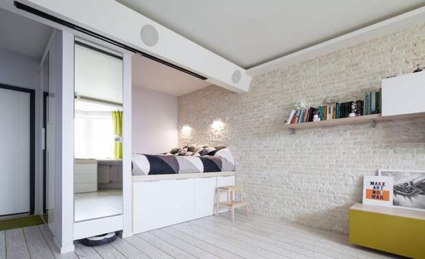 Однокомнатная квартира с подиумом для кровати и продуманным хранением