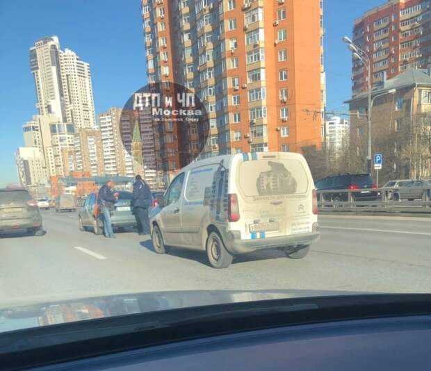Два автомобиля столкнулись на Живописном мосту