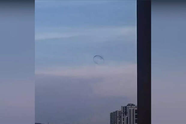 LADBible: в Китае людей напугало черное кольцо, появившееся в небе