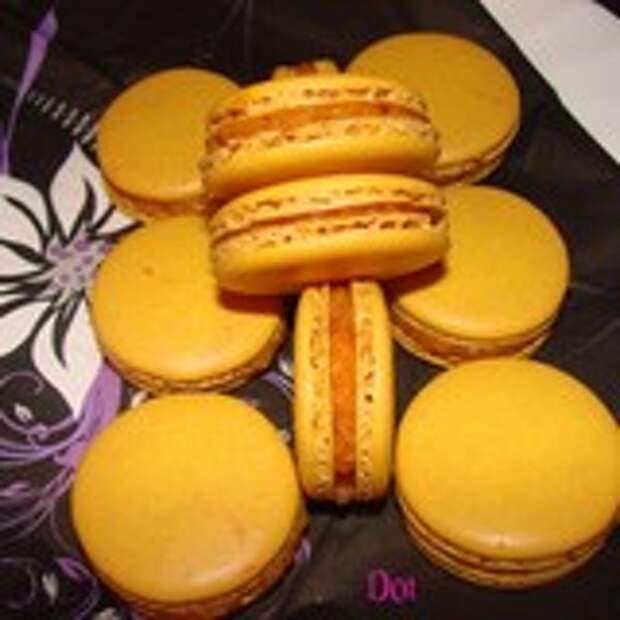 Макаронс с желе из кураги