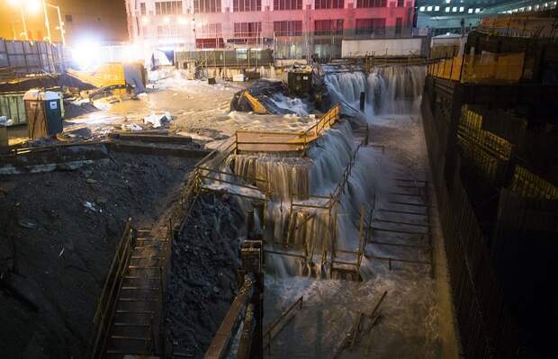 Здесь вода прорвалась на стройплощадку, на место, где стояли башни Всемирного торгового центра в Нью-Йорке