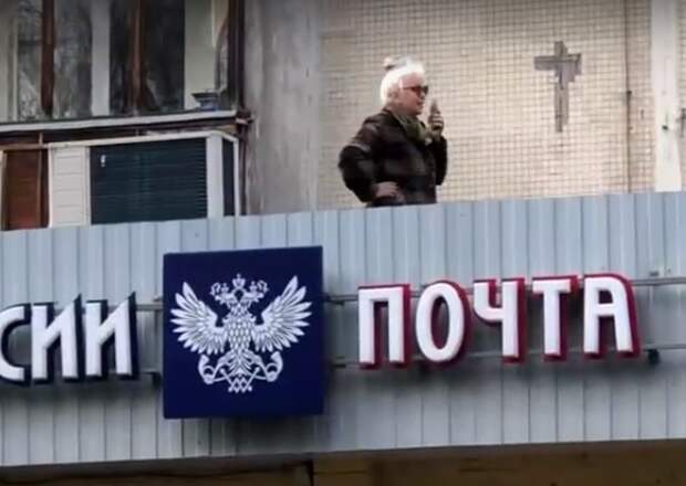 Пенсионерка прогуливается. Фото: автор неизвестен, страница "Сидим дома в Тушино" социальной сети "ВКонтакте"