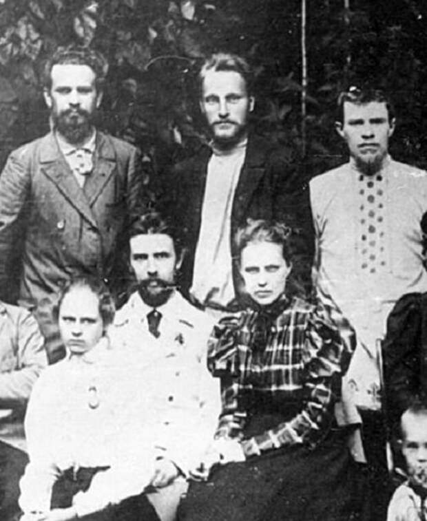 Н.Бауман (стоит в центре) во время ссылки в Орлове