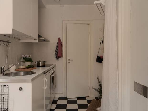 Так выглядит кухонька. Дверь ведет в небольшую ванную комнату, размер которой даже меньше гардеробной
